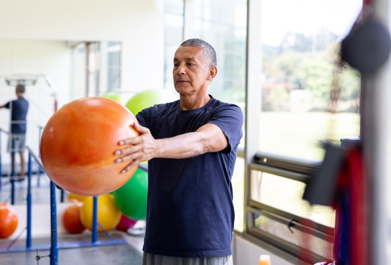 Man oefent met een bal in de gymzaal