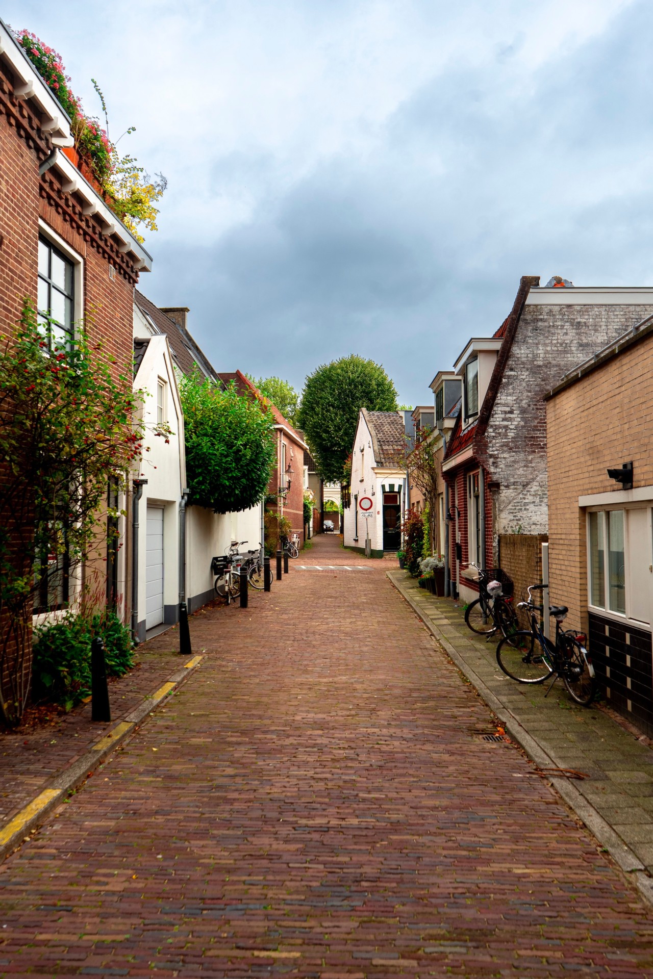 Een Amersfoorts straatje met bewolkt weer