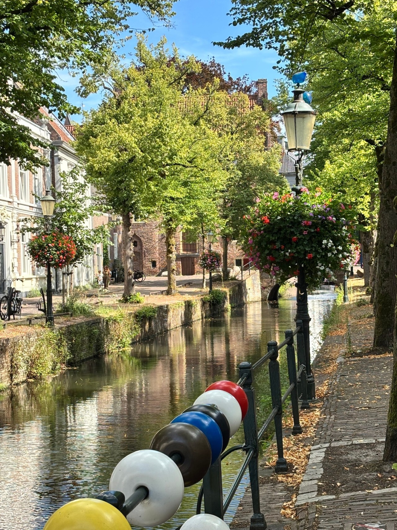 Een blik over een Amerfoortse gracht met mooi voorjaarsweer