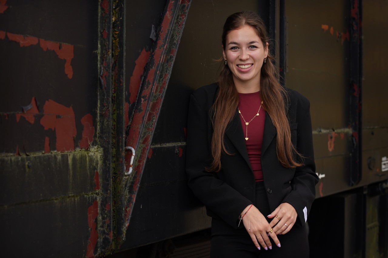 Anouk Uittewaal poseert bij de Rijtuigenloods voor haar portretfoto