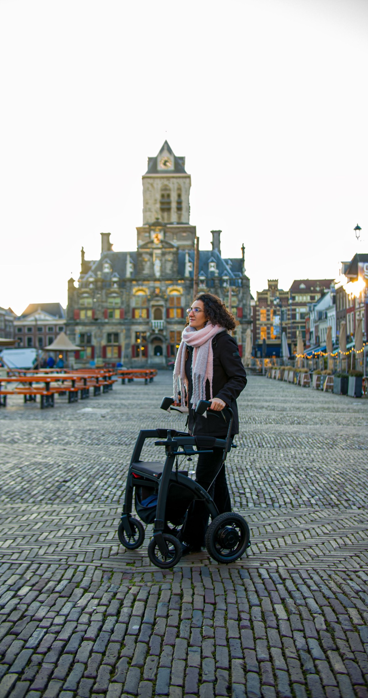 Dame met rollator op een Nederlands plein