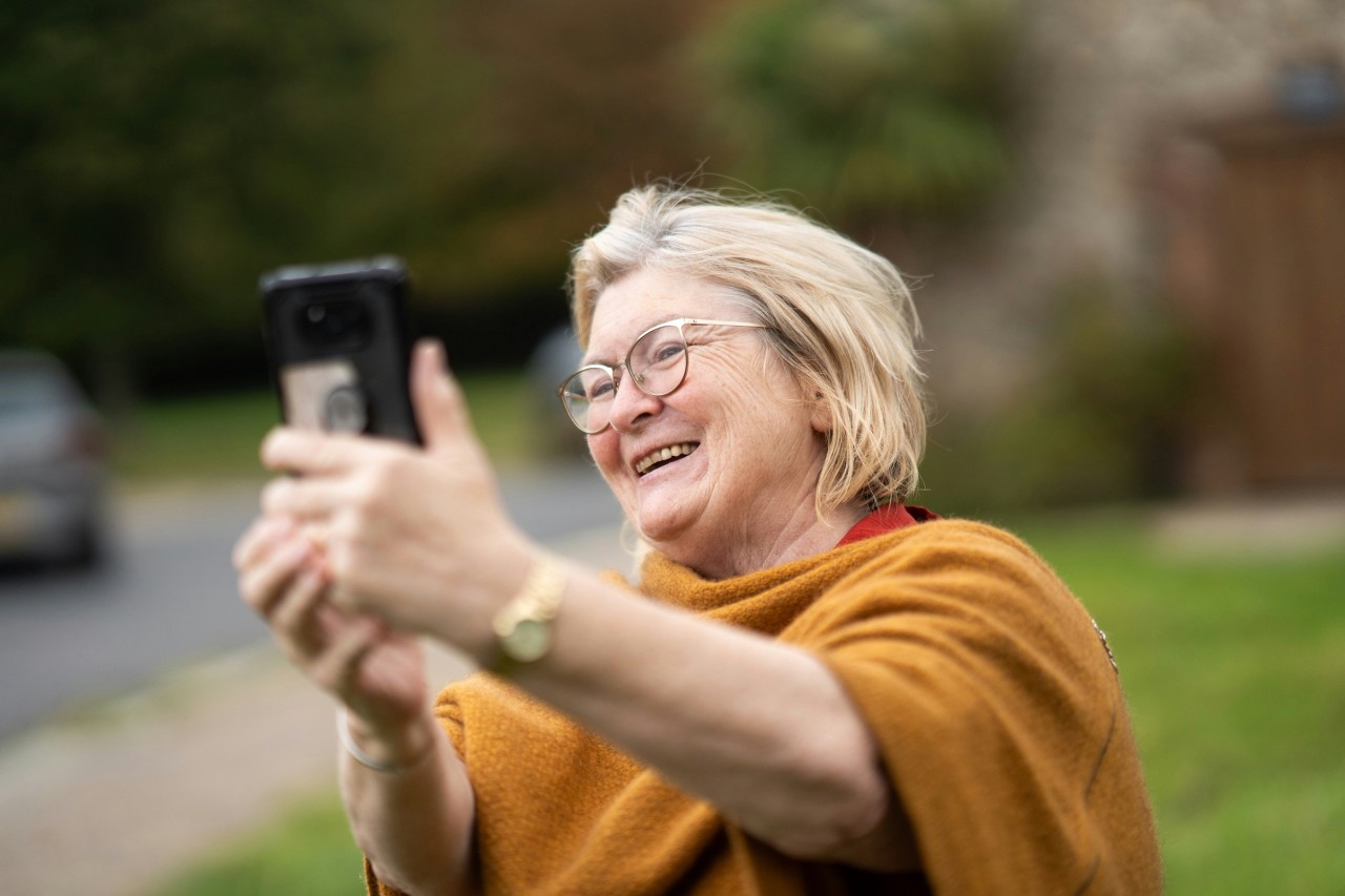 Lachende oudere dame neemt een selfie