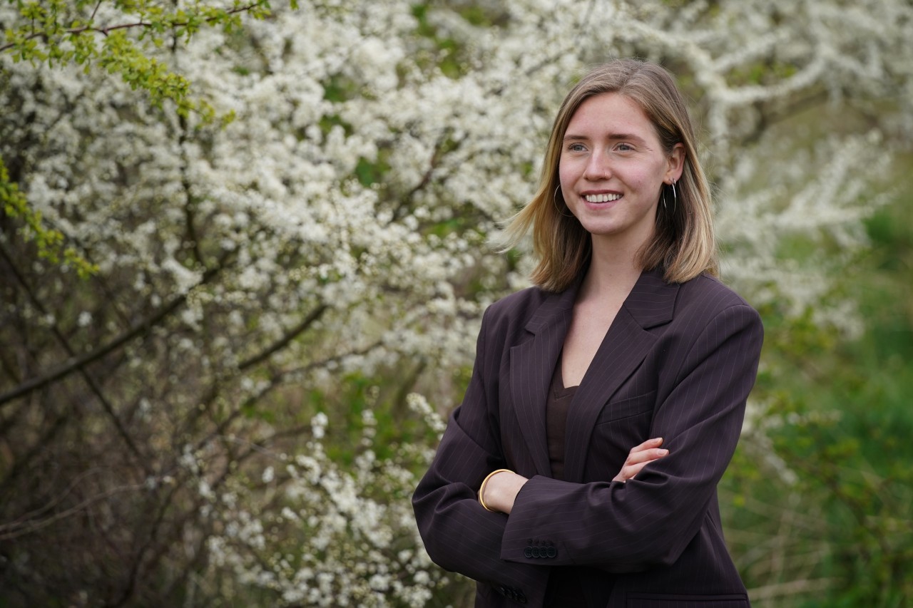 Faith Flierman poseert voor haar portretfoto