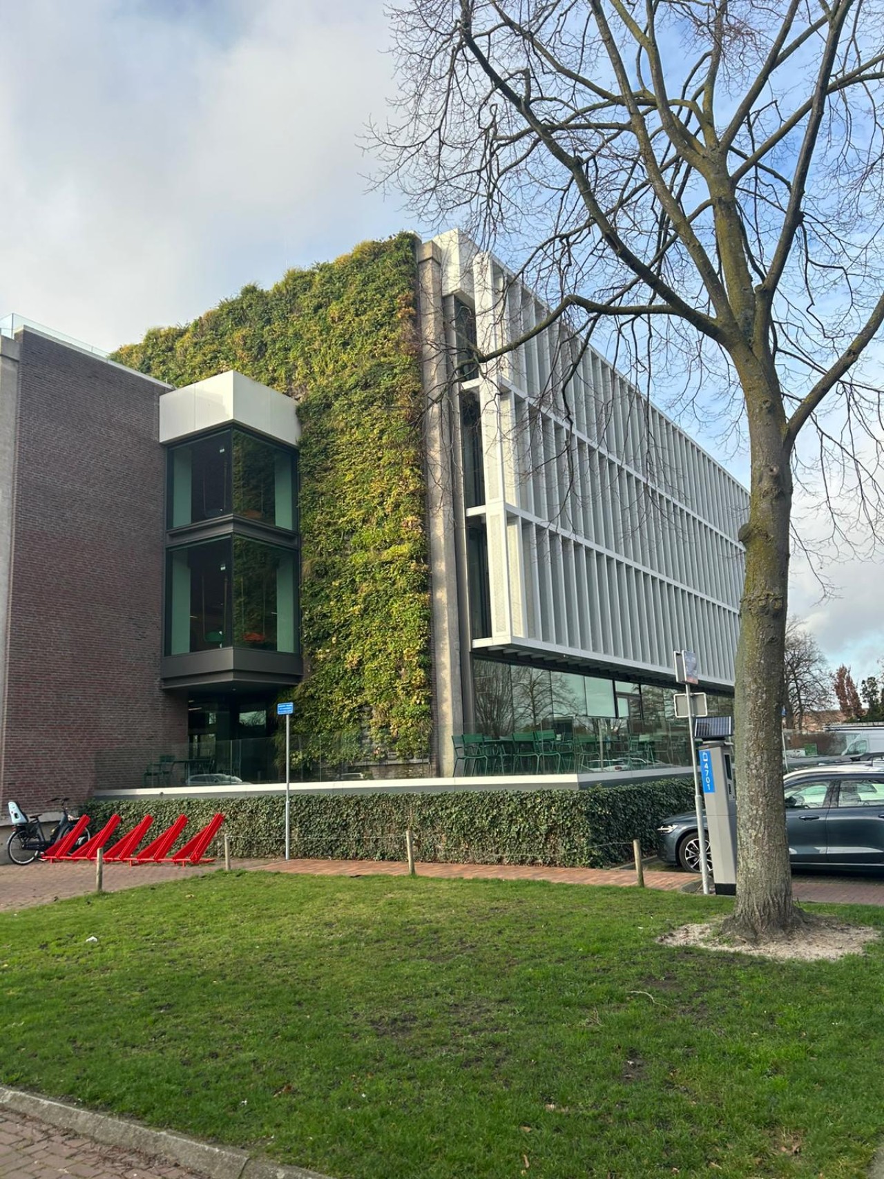 Een gemeentehuis met groene begroeiing tegen de muur