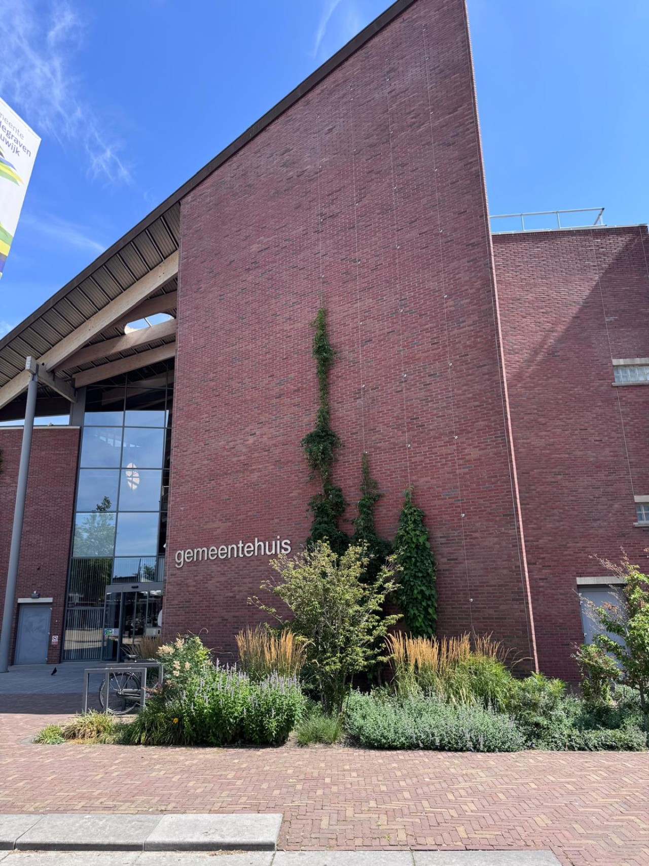 Een gemeentehuis met een diagonale voorgevel