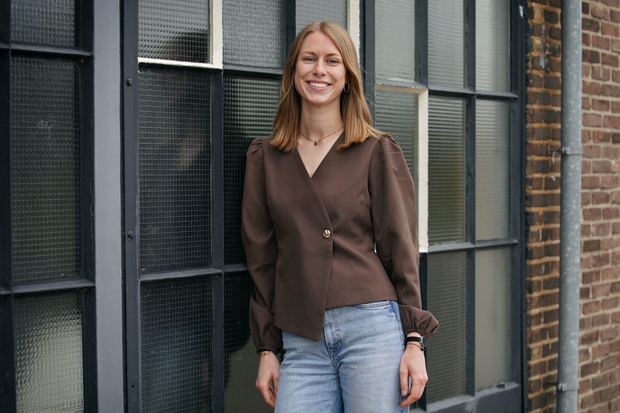 Ilse Dijkstra poseert voor haar portret