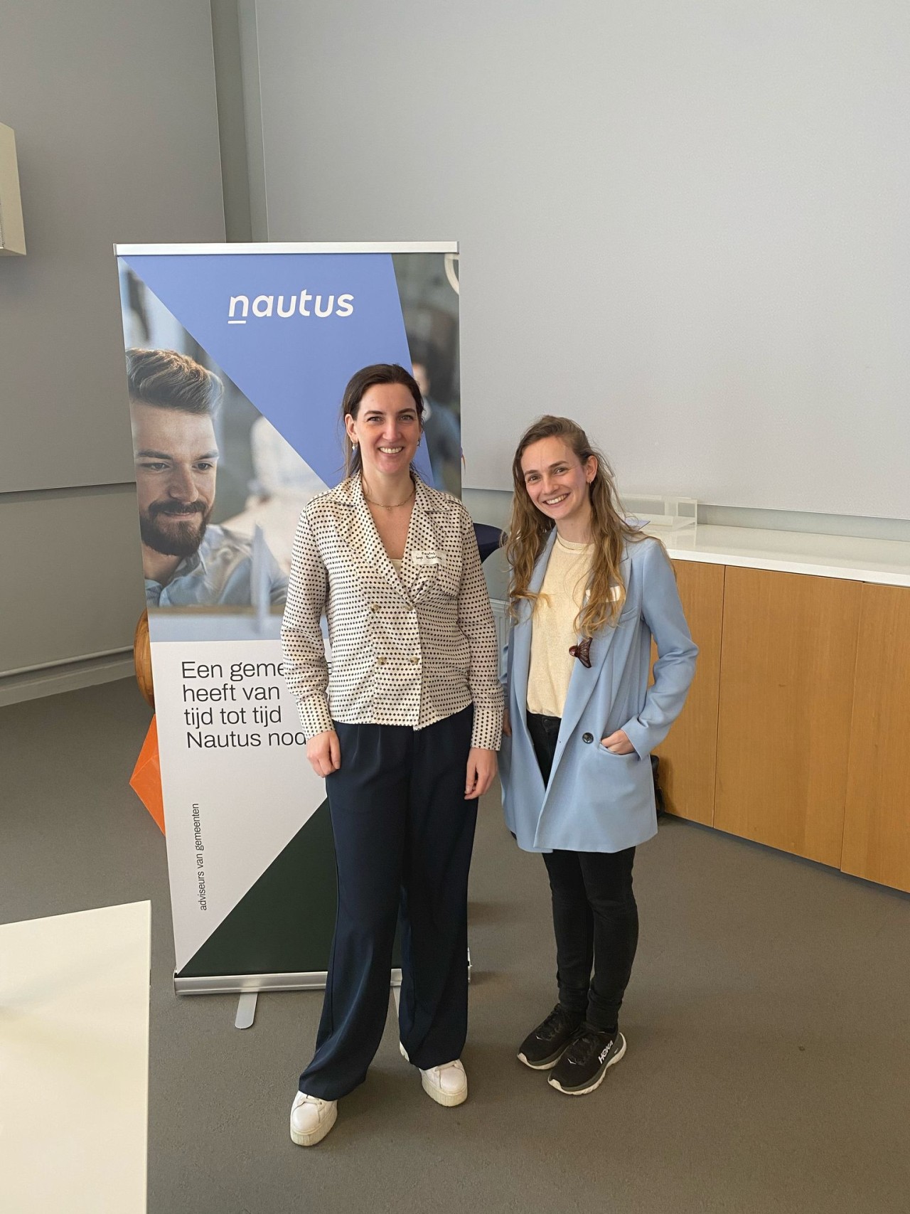 Inge Busschers en Sientje Trip staan bij de Nuatus-banner op het LCGW congres