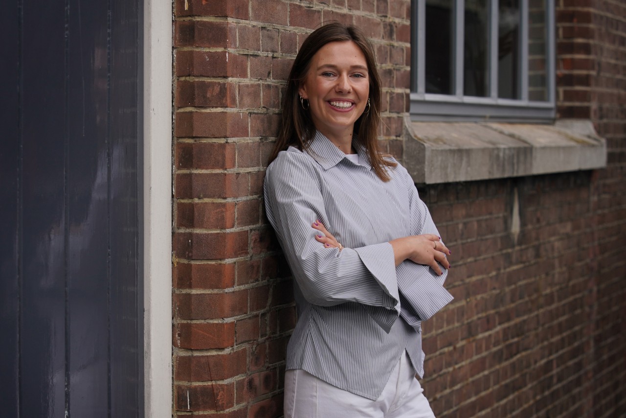 Lotte Ellerman poseert bij de Rijtuigenloods voor haar portretfoto