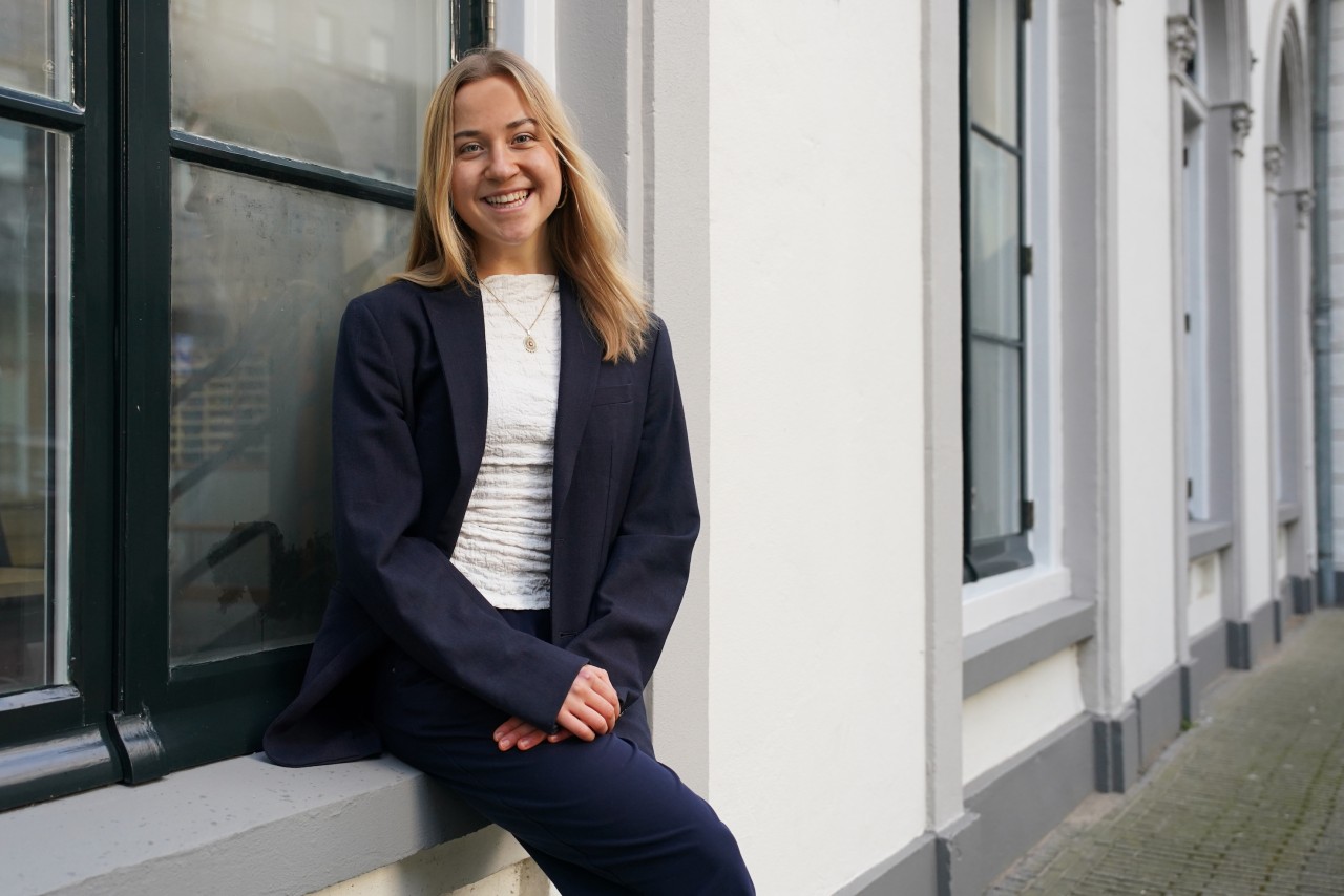 Lucia Ciurca poseert zittend op de vensterbank voor haar portret