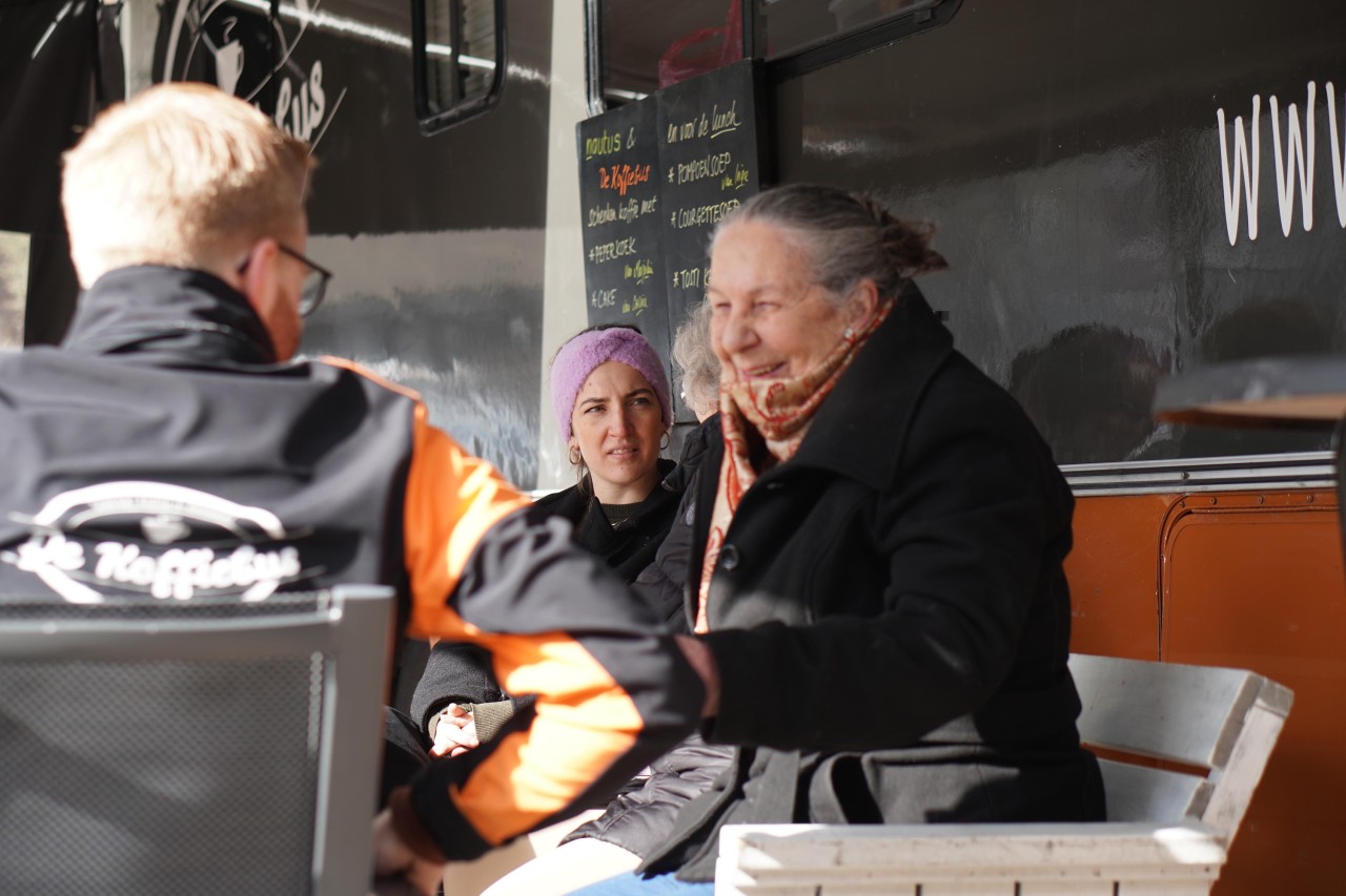 Nauturianen in gesprek met buurtbewoners bij De Amersfoortse Koffiebus