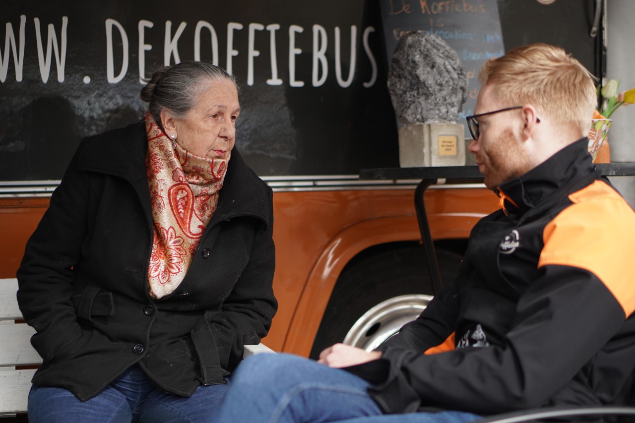 niels-bij-de-koffiebus.jpg Niels van Dijken in gesprek met een bezoeker van de Koffiebus.
