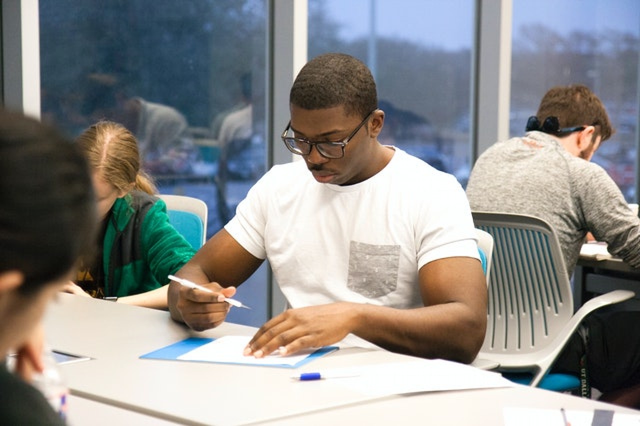 Vier studenten zijn aan het werk in de klas