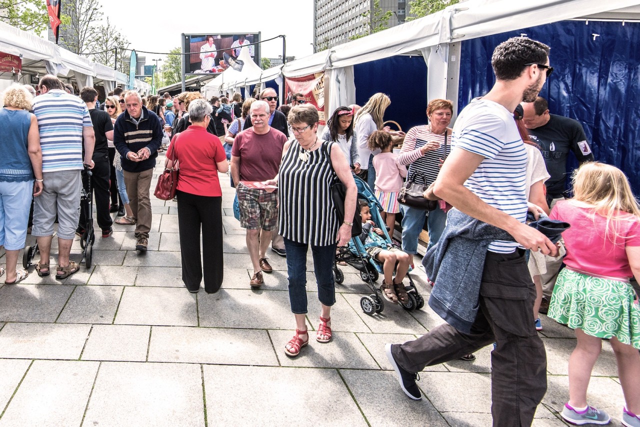 Winkelend publiek op een zonnige dag op de markt