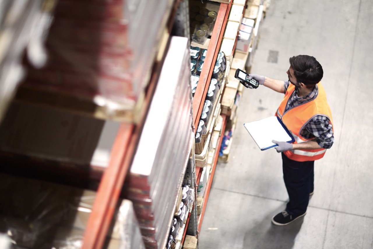 Een orderpicker scant artikelen in een stelling