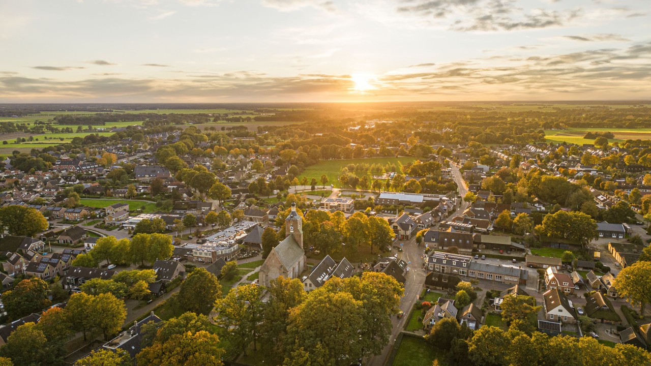 Luchtfoto van een dorp op de Noord-Veluwe