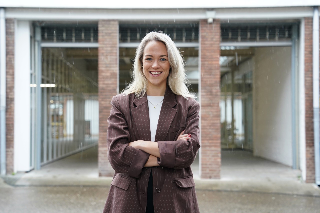 Annelies Jongsma poseert voor haar portretfoto bij de Prodentfabriek