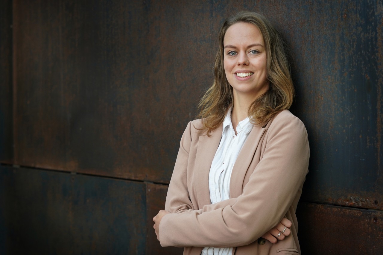 Danique Logtenberg poseert voor haar portretfoto
