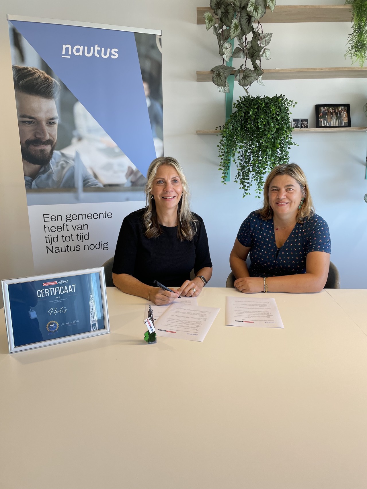 Xandra de Jong, marketingmanager Nautus, ondertekent de samenwerking met de Amersfoortse Uitdaging, vertegenwoordigt door Annemiek van Raalten