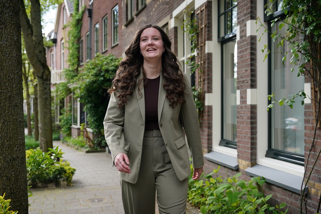 Tessel Meulemans loopt door een straat in Amersfoort
