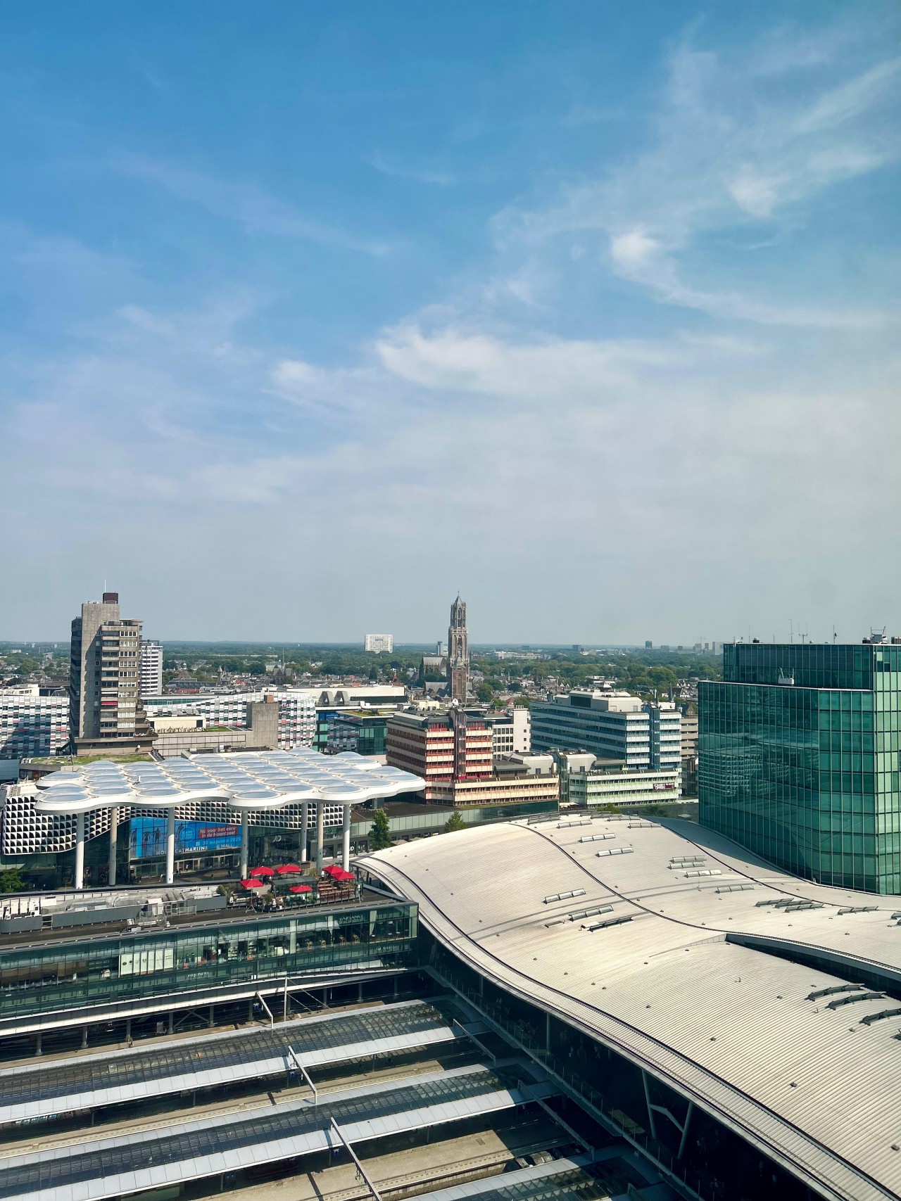 Uitzicht vanaf het Stadskantoor in Utrecht met zicht over het Centraal station en de Domtoren