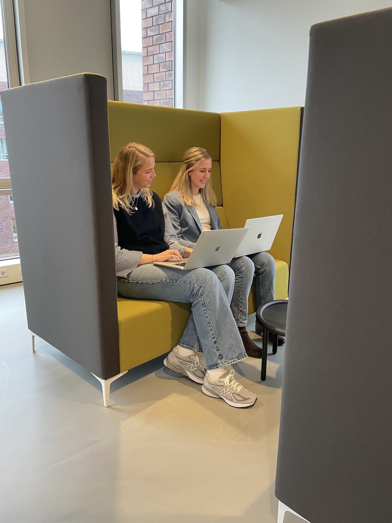 Twee Nauturianen werken samen aan een project